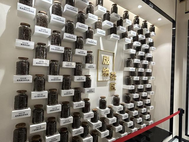 下关沱茶集团公司所用的毛茶主要来自普洱、西双版纳、临沧三个茶区。本文除特殊标注外，均为澎湃新闻记者 迪娜尔 摄