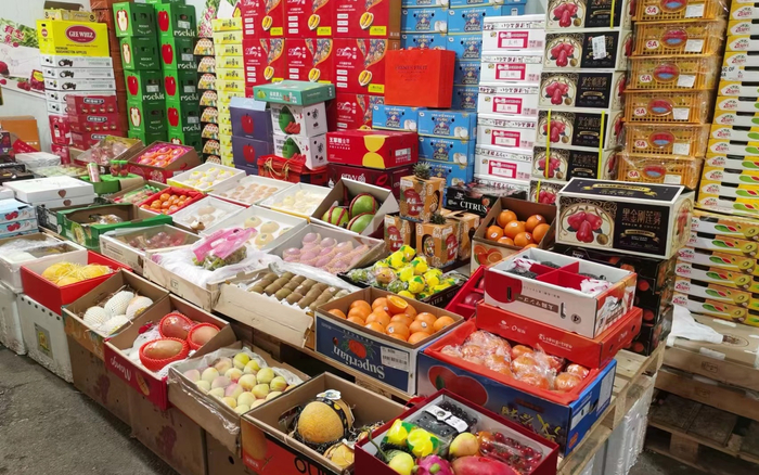 新发地旭卓高端水果店摆放的水果。  新京报记者 刘欢 摄