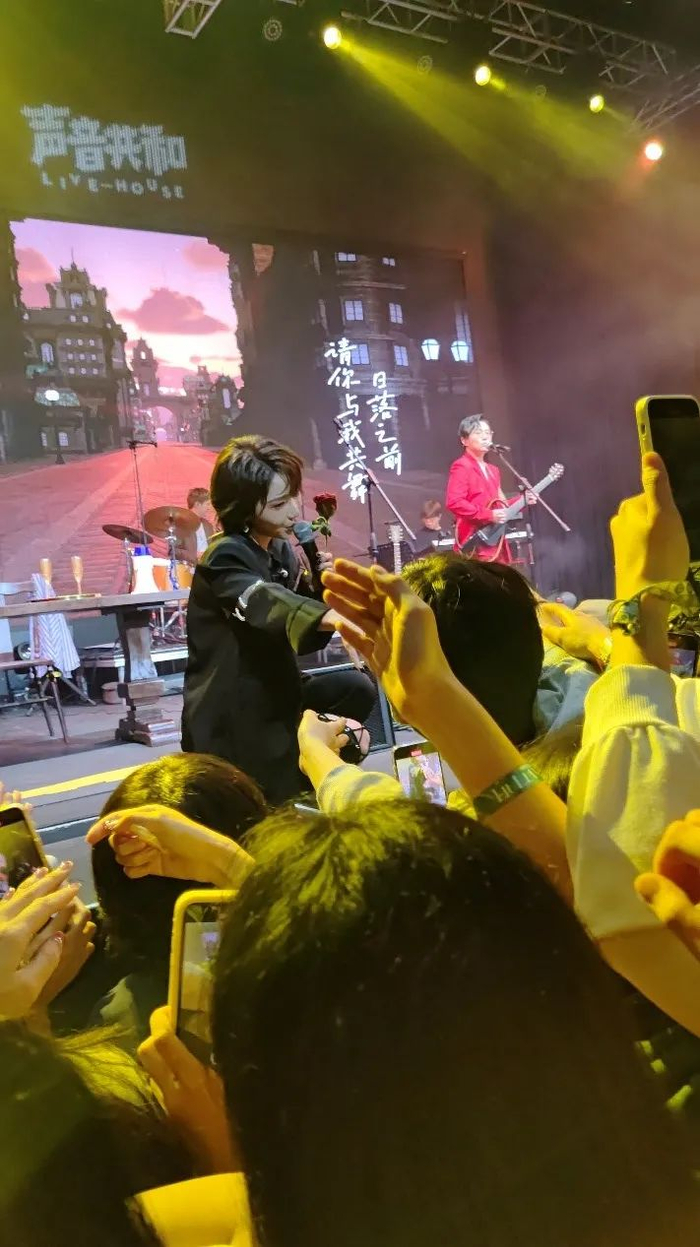 刘恋的Live House，要想排这么前，要当天早上就开始排队。/土卫六 摄