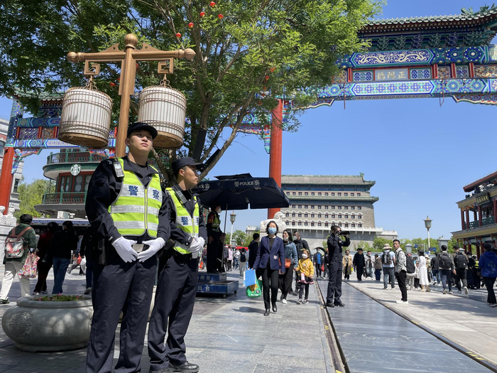 执勤民警穿着醒目的黄马甲方便游客看到。新京报记者 张静姝 摄