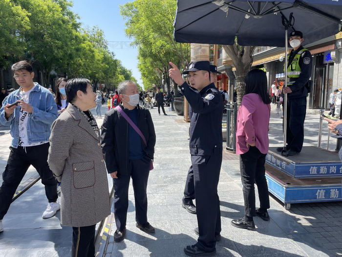 聂昕为老年游客指路。新京报记者 张静姝 摄