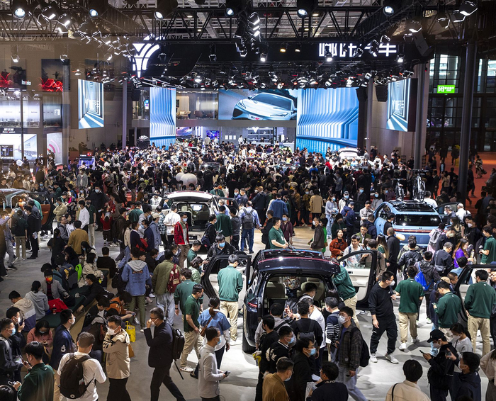 2023年4月24日，人们在上海车展上参观国产新能源车。