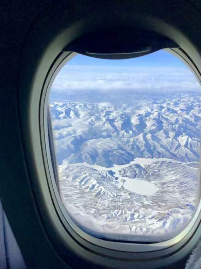 在去往新疆的航班上，陈遇看到了大规模的雪山和冰川。