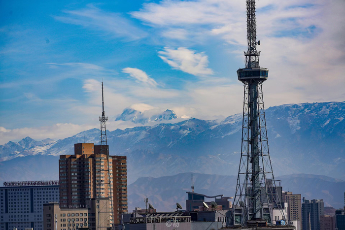 赵明在红山公园拍摄的雪山图景。来源：小红书“illusion”