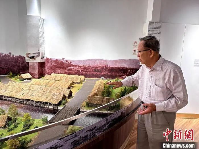 3月5日，丘伟田介绍吉隆坡开埠前实景模型。中新社记者 陈悦 摄