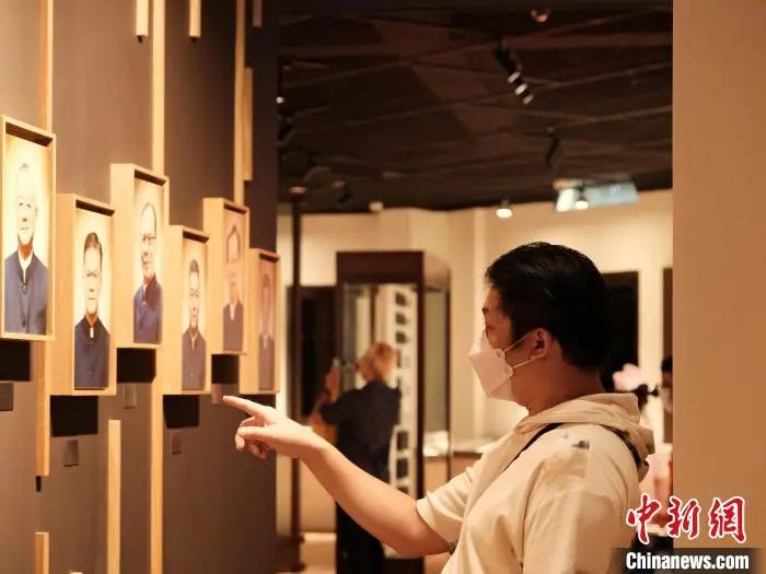 3月5日，观众在吉隆坡拓荒博物馆内参观华人前辈照片。中新社记者 陈悦 摄