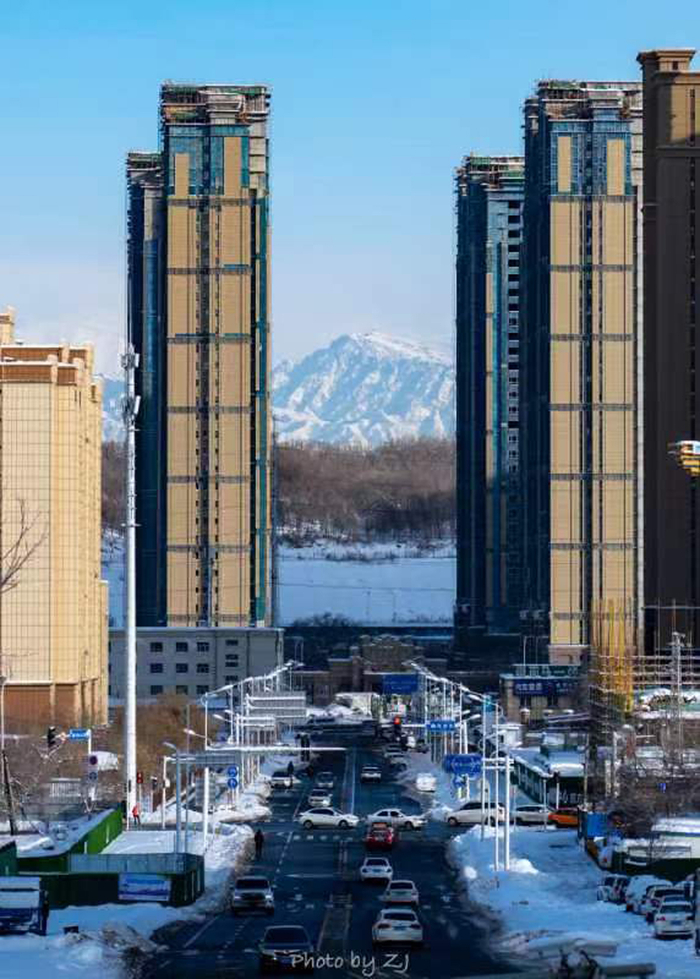 赵明在乌鲁木齐市区拍摄的雪山风光。