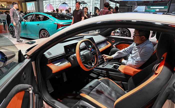 2023年4月19日，上海车展，人们在参观的哪吒汽车。