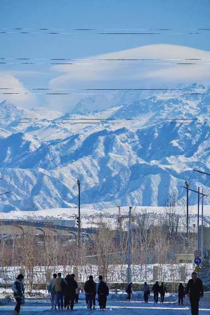 陈遇在学校拍摄到的雪山。
