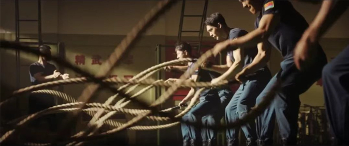 《长空之王》剧照，试飞员在甩动战绳，训练体能