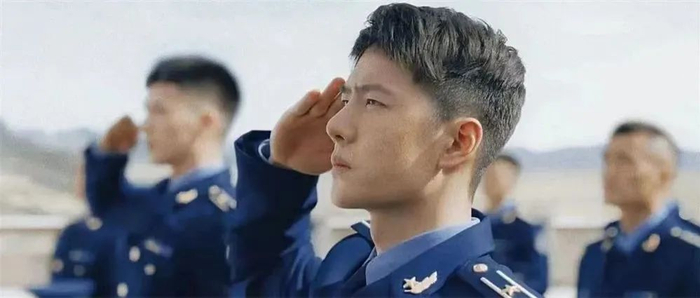 《长空之王》剧照，新一代试飞员在试飞烈士公墓敬礼致敬前辈