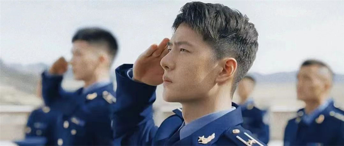 《长空之王》剧照，新一代试飞员在试飞烈士公墓敬礼致敬前辈