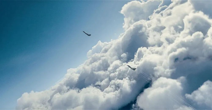 《长空之王》截图，我军机在云海追逐驱离外机