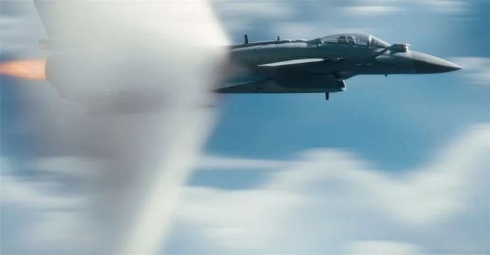 《长空之王》截图，战机突破音障，机身后部形成蒸汽锥。