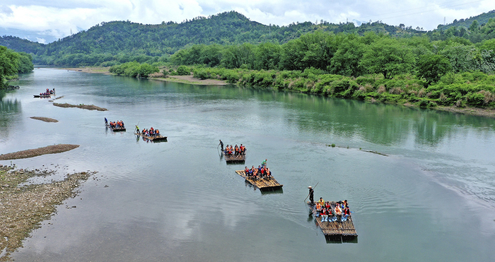 2023年4月29日，台州，仙居县永安溪游客在乘坐生态竹筏漂流。