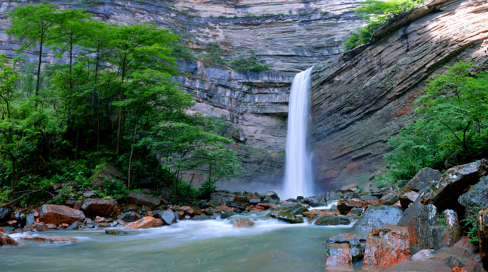 龙潭子瀑布飞泻。陈加普 摄