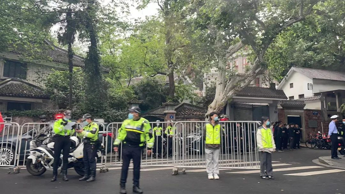 早上8点半左右，景区公安、交警早已在现场就位执勤。