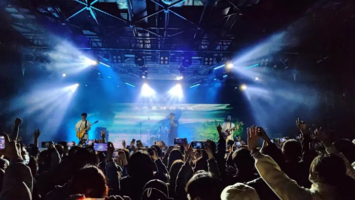 幸亏理想后花园没参加《乐队的夏天》，不然票价也要涨疯了。/土卫六 摄