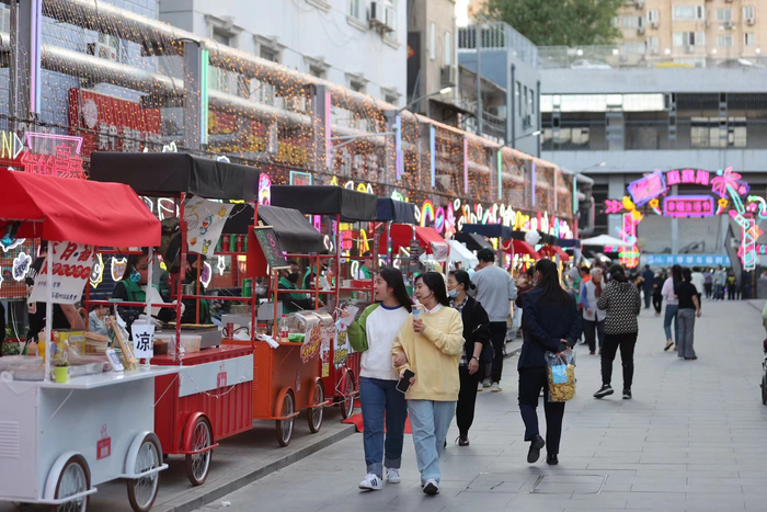 八里庄康家沟村“幸福生活节”迎来熙熙攘攘的游客。新京报记者 王飞 摄
