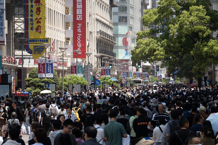 2023年4月30日，上海南京路步行街上游人如织。视觉中国 图