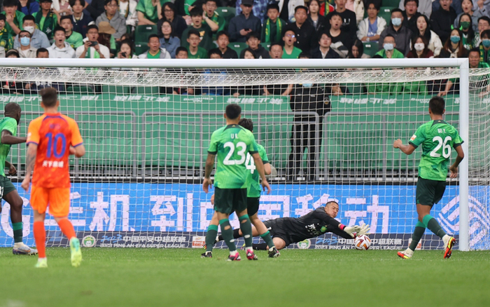 全场数据统计显示，北京国安射门次数远少于山东泰山。   