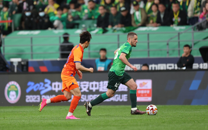 在快节奏攻防转换下，北京国安未能创造出太有效的进攻机会。  