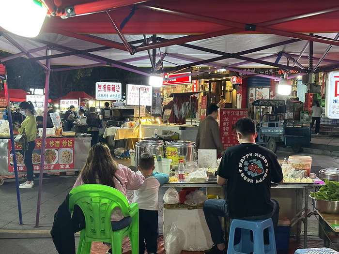 张伟豪邻居的摊位。