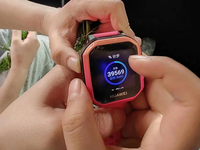 一个孩子结束徒步时的计步数。