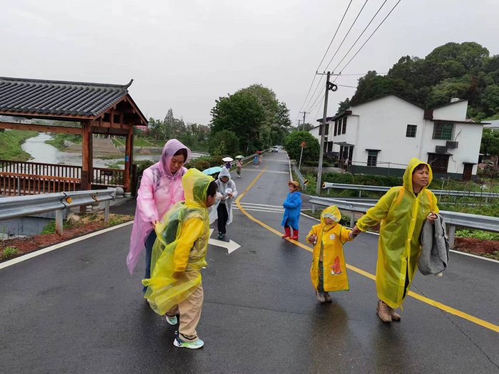 徒步营在细雨中出发