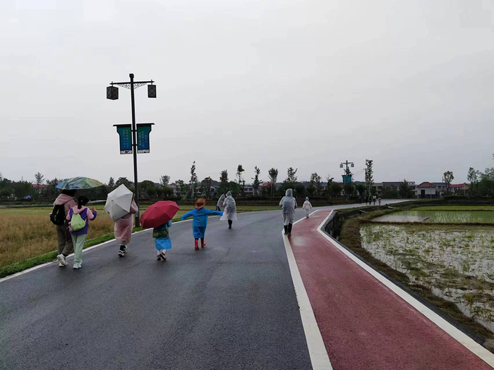 徒步营从金井镇出发。本文图片除标注外均为 澎湃新闻记者 谭君