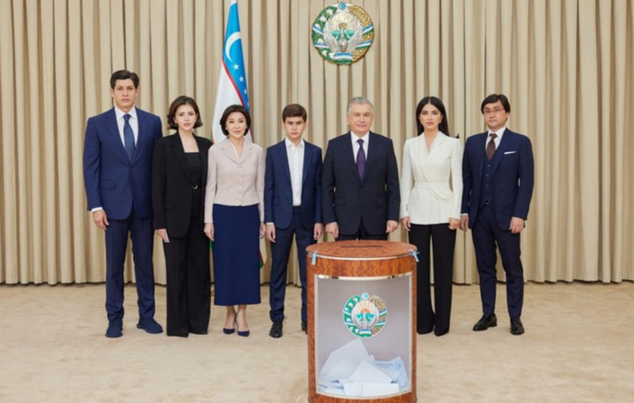 图 | 乌兹别克斯坦总统米尔济约耶夫与家人一起在公投中进行投票。