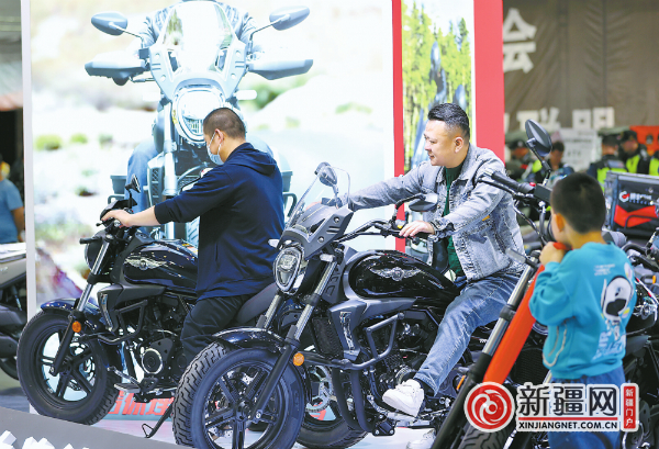 4月29日，在新疆国际会展中心举行的新疆五一国际车展暨首届摩托车博览会上，市民试乘摩托车。（全媒体记者石磊摄）