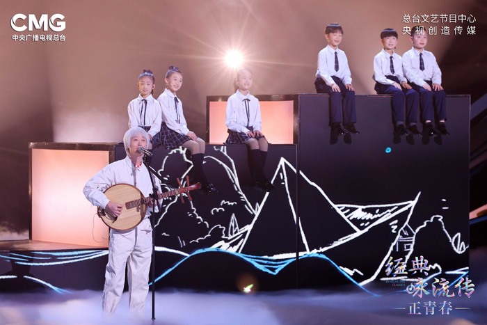 “寻谣计划”项目发起人小河将杨万里的诗词巧妙改编成童谣。  节目组供图