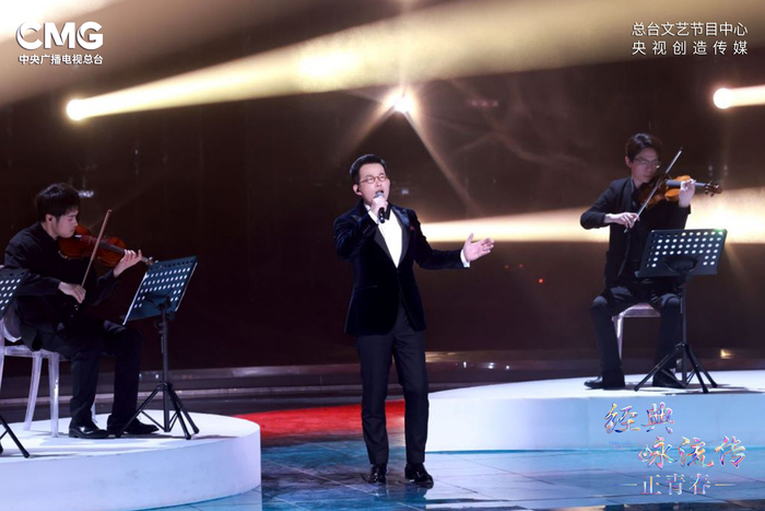 石倚洁（中）演绎《沁园春·长沙》。  节目组供图