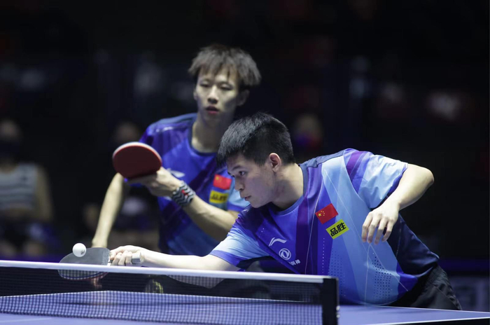 林高远（左）搭档小将林诗栋（右）出战男双决赛并最终夺冠。  图/WTT世界乒联