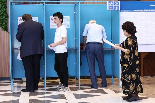 当地时间2023年4月30日，乌兹别克斯坦塔什干，在宪法公投期间，选民们投票。视觉中国 图