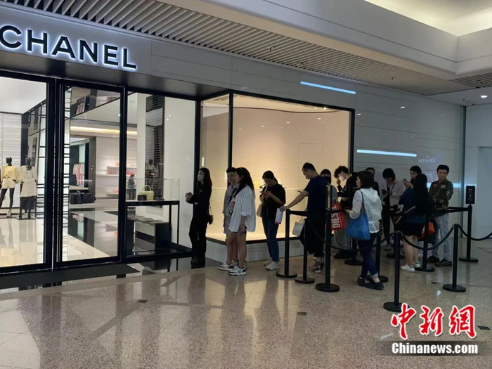 “五一”黄金周期间，奢侈品店铺前排起长队。 戴小橦 摄