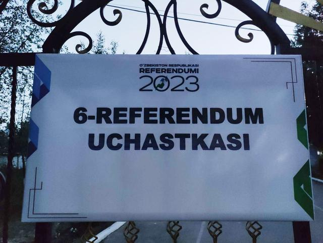 于乌兹别克斯坦公务出差的小方在路上看到有关修宪公投的宣传海报。小方供图