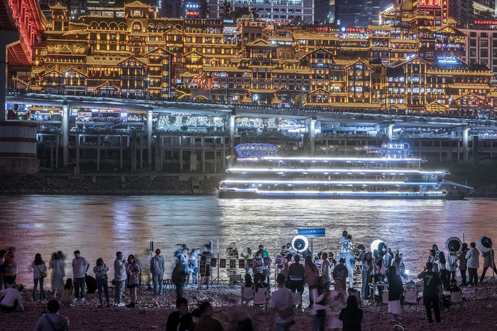 2023年4月29日，重庆，江滩公园，游客在打卡拍照。IC 图