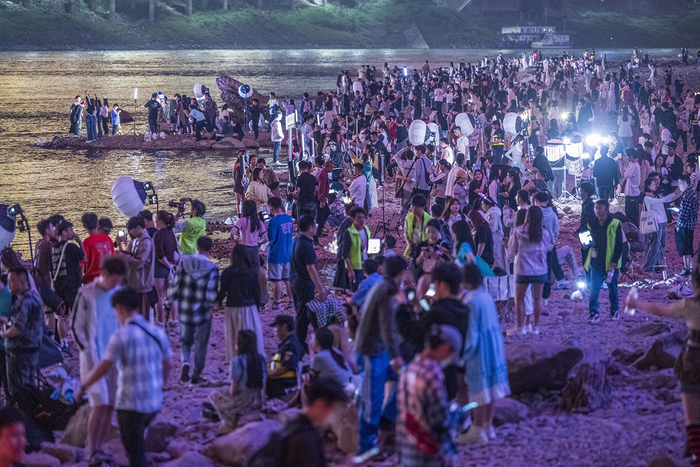 2023年4月29日，重庆，江滩公园，游客在打卡拍照。IC 图