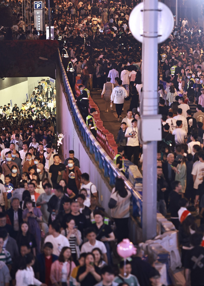 2023年4月29日，重庆洪崖洞封路封桥，千厮门大桥上挤满了密密麻麻的游客，方便游客打卡拍照。视觉中国 图