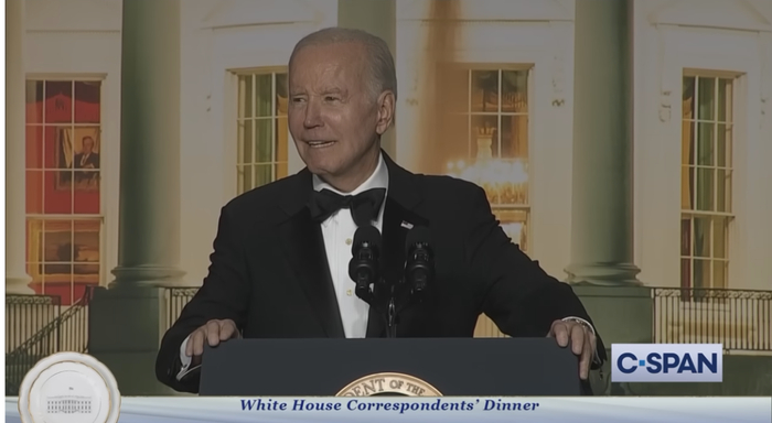 拜登当地时间29日在白宫记者协会晚宴上讲话 图自美国有线卫星公共事务电视网（CSPAN）