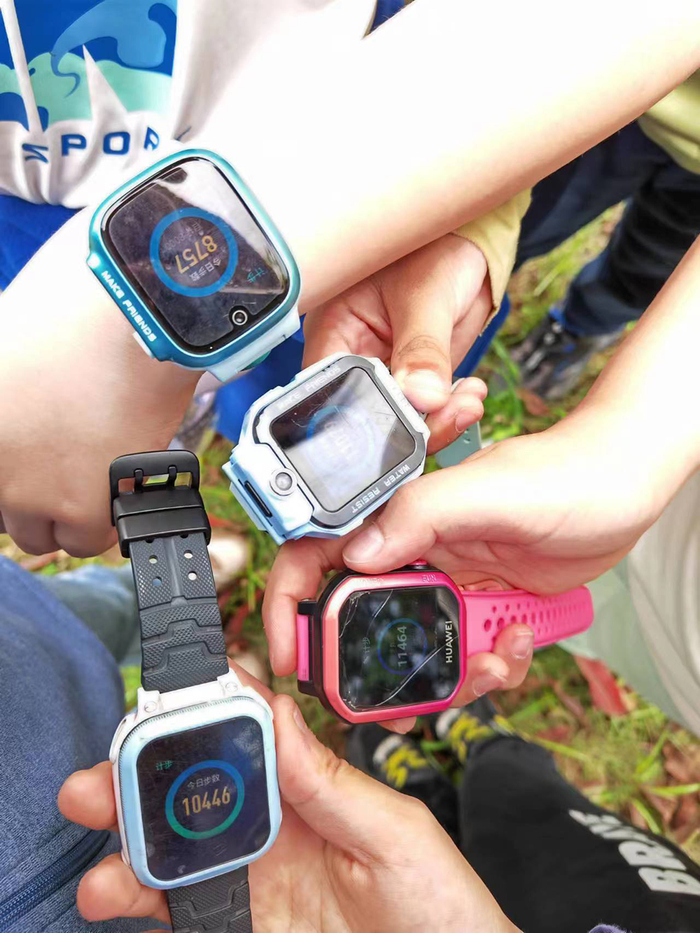 到达第一个目的地，孩子们纷纷调出自己电话手表的计步数