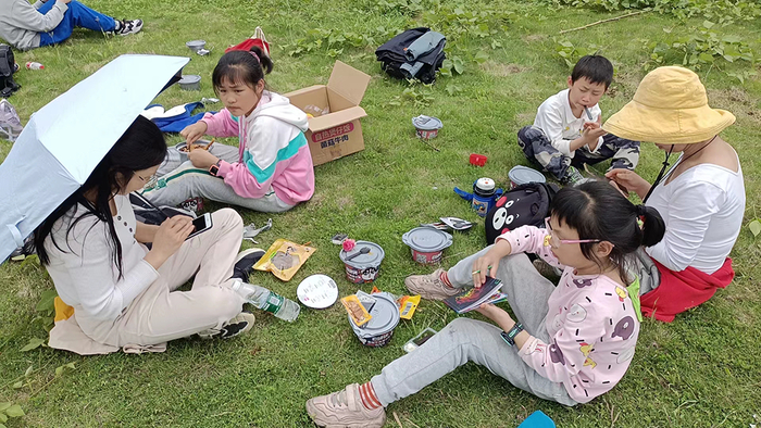 在水库边野餐。受访者供图