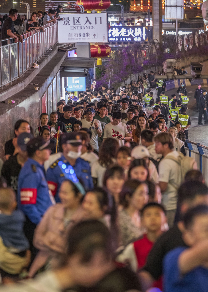 2023年4月29日，五一假期的重庆，开启“人从众”模式。IC 图