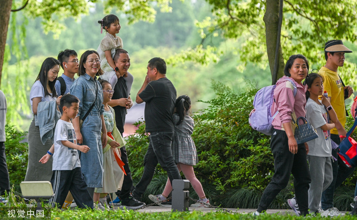 2023年4月30日，杭州，西湖苏堤，游客乐在其中。