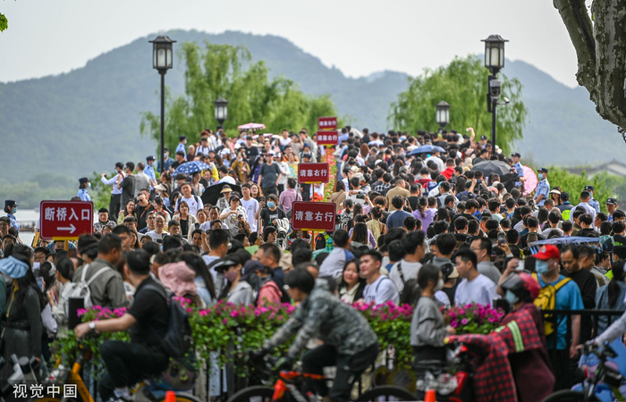 2023年4月30日，杭州，西湖断桥，人潮涌动。