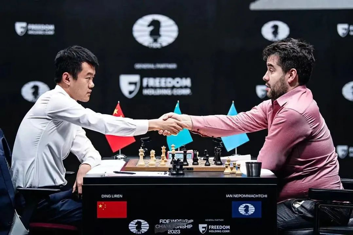 丁立人和涅波姆尼亚奇在赛前握手。