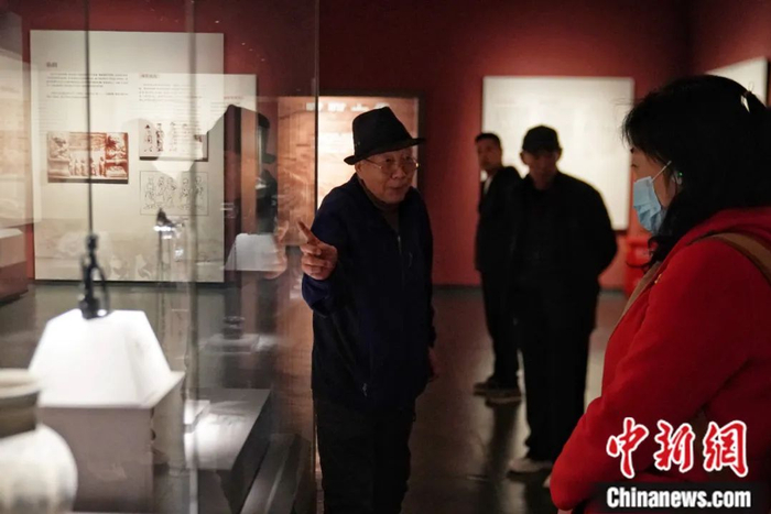 那海洲向游客进行讲解。孙汉仑 摄