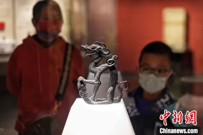 游客在金上京历史博物馆内参观铜坐龙（仿制品）。孙汉仑 摄